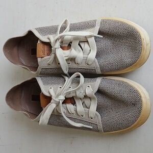 OluKai Pehuea Li Sneakers Size 9